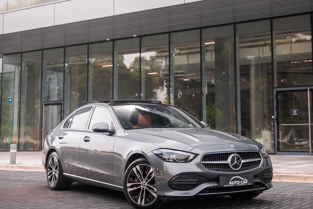 מרצדס C300e אפורה, מבט קדמי, 2024