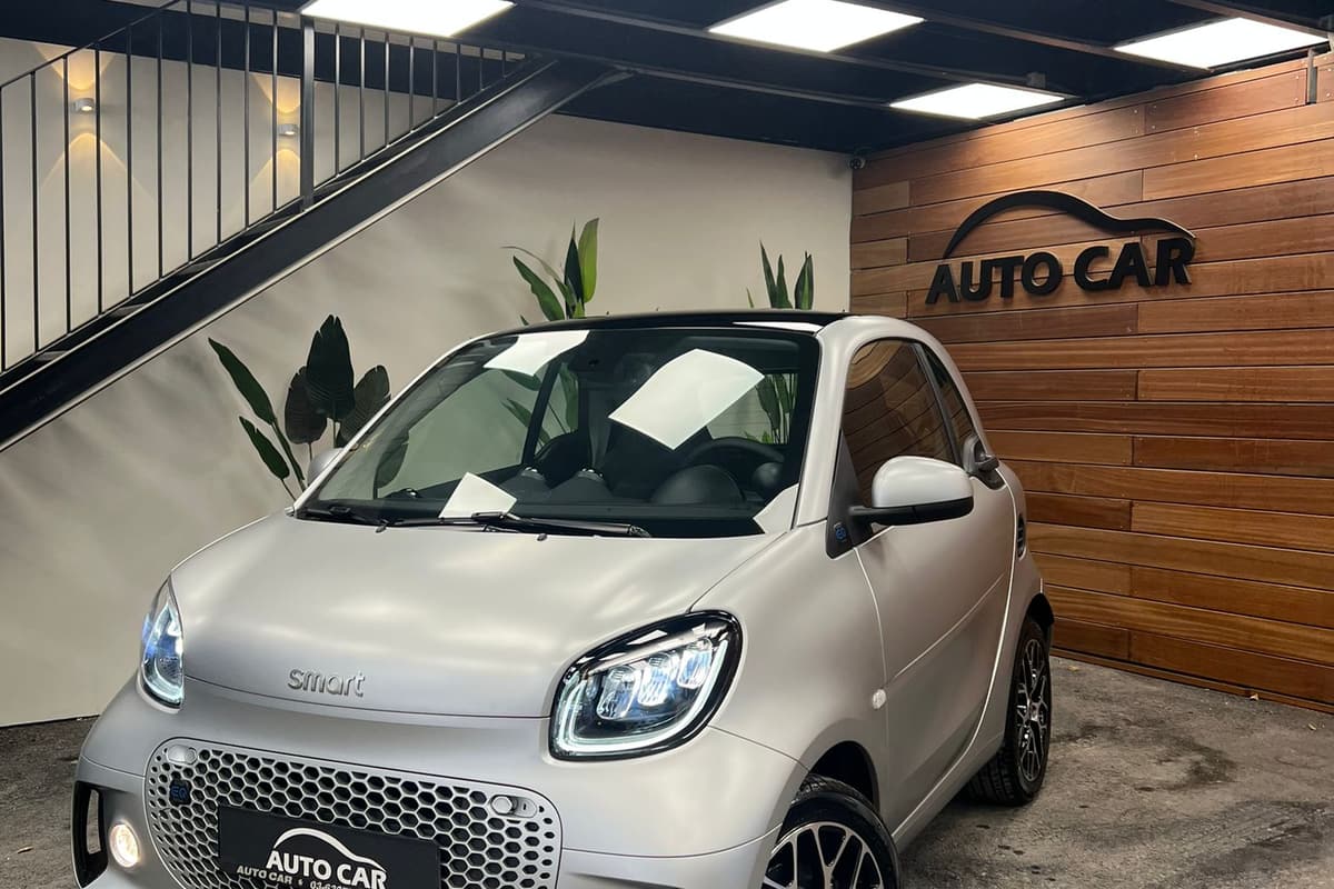 smart EQ fortwo לבנה באולם התצוגה של אוטו קאר, 2023
